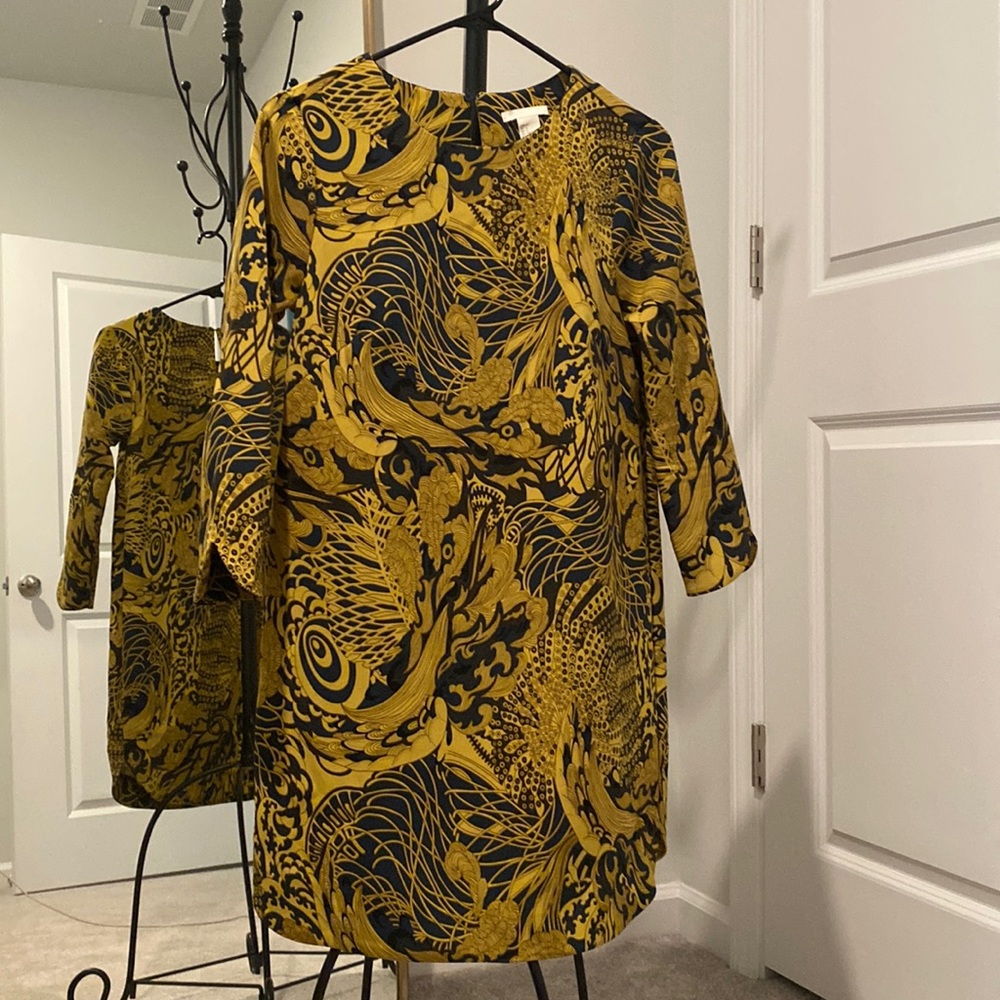 Women’s mini fall/winter dress with 3/4 sleeves. Size 4.